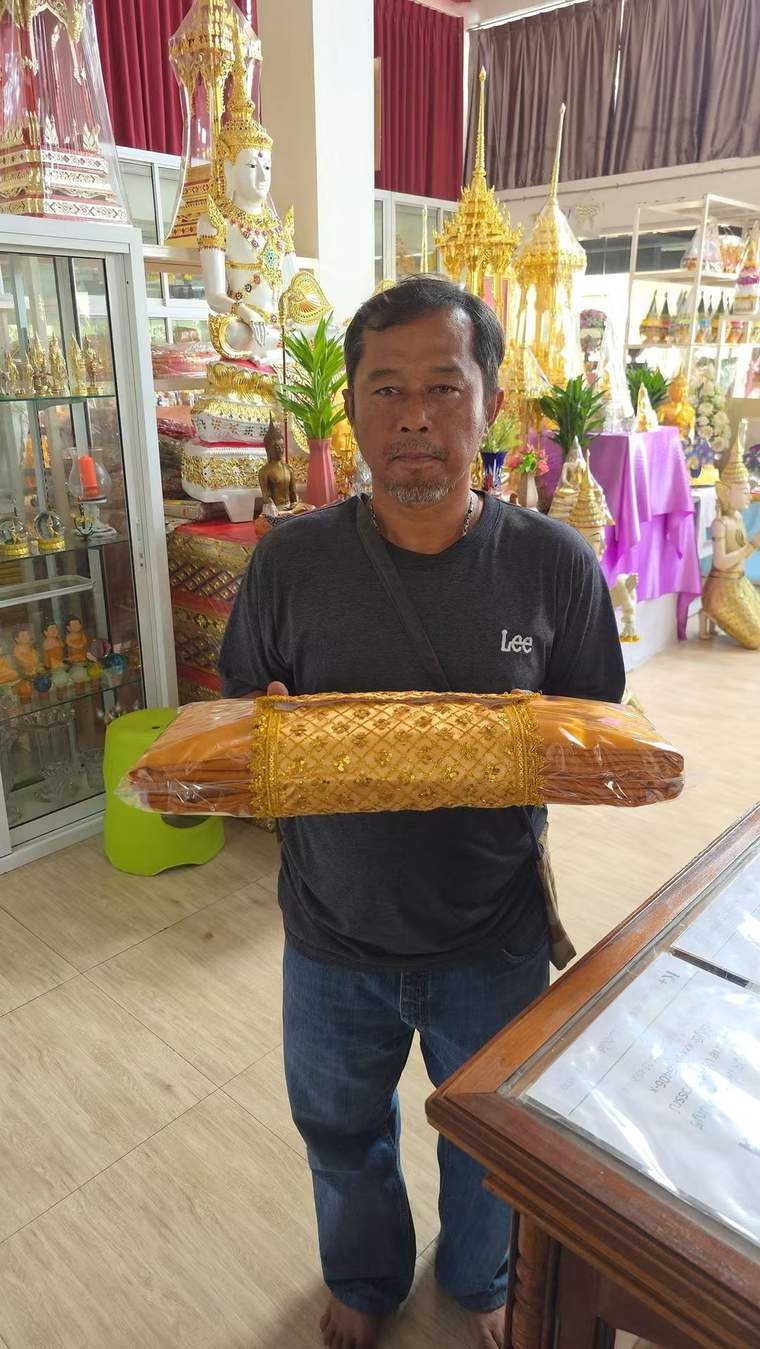 ลูกค้าถ่ายภาพร่วมกับพระพุทธรูป