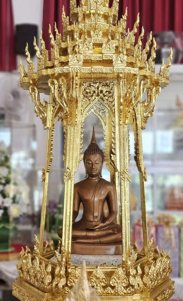 พระพุทธรูปในบุษบกทอง