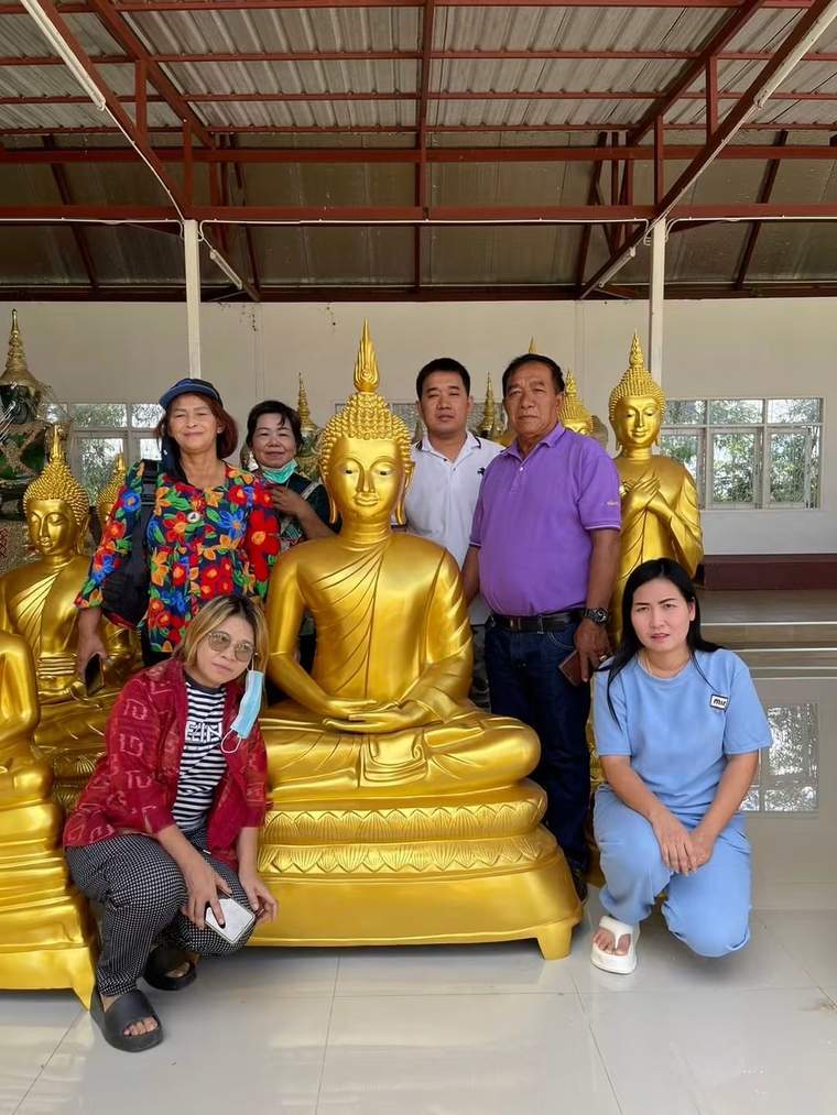 ลูกค้าเยี่ยมชมพระพุทธรูปทองคำ