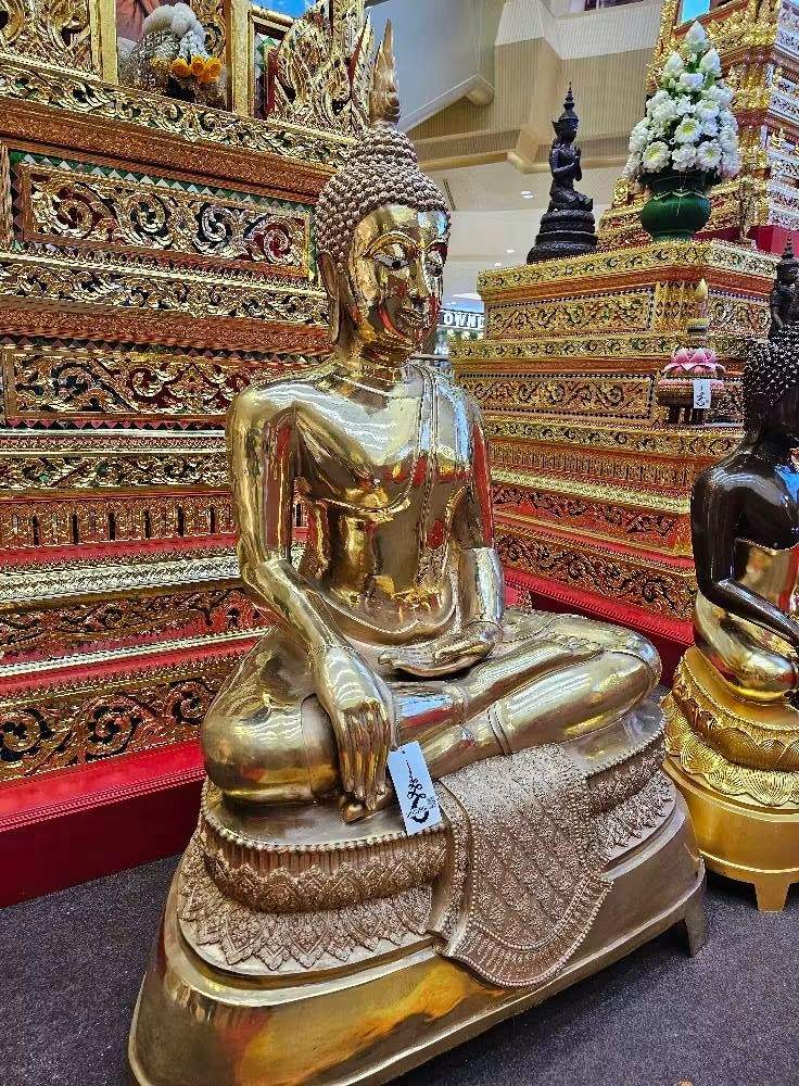 พระพุทธรูปทองเหลืองขัดเงา