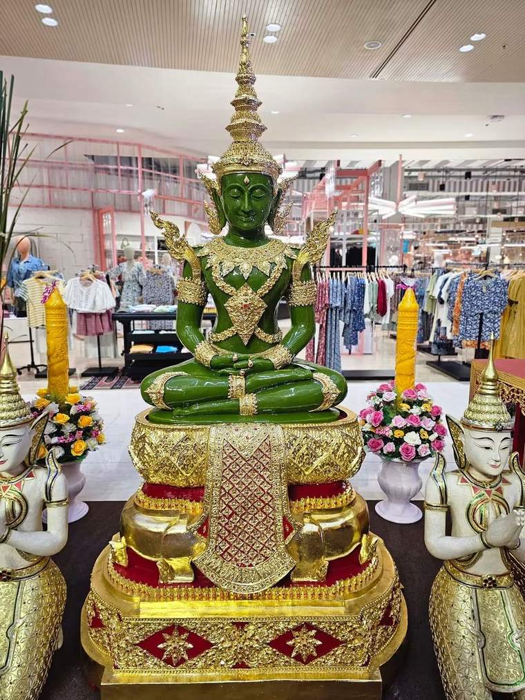 พระพุทธรูปหยกเขียว บนฐานทอง